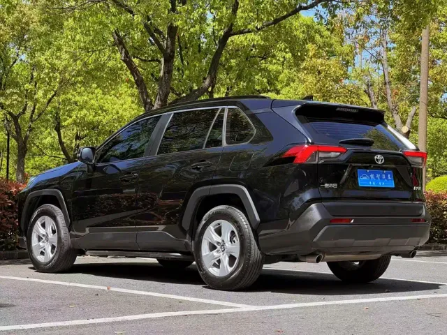 Toyota RAV4 — Фото автомобиля 7