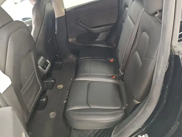 Tesla Model Y — Фото автомобиля 16
