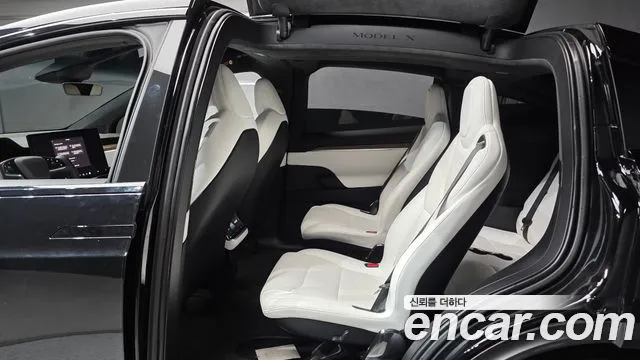 Tesla Model X — Фото автомобиля 12