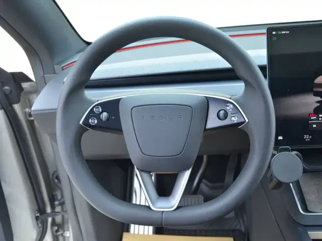 Tesla Model Y L — Фото автомобиля 8