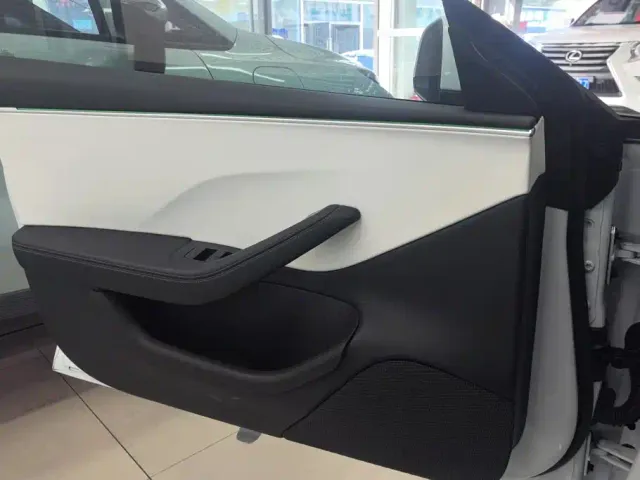 Tesla Model 3 — Фото автомобиля 7