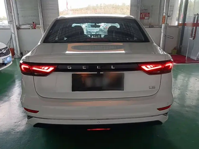 Geely Emgrand — Фото автомобиля 5
