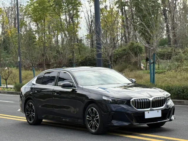 BMW 5 Series — Фото автомобиля 3
