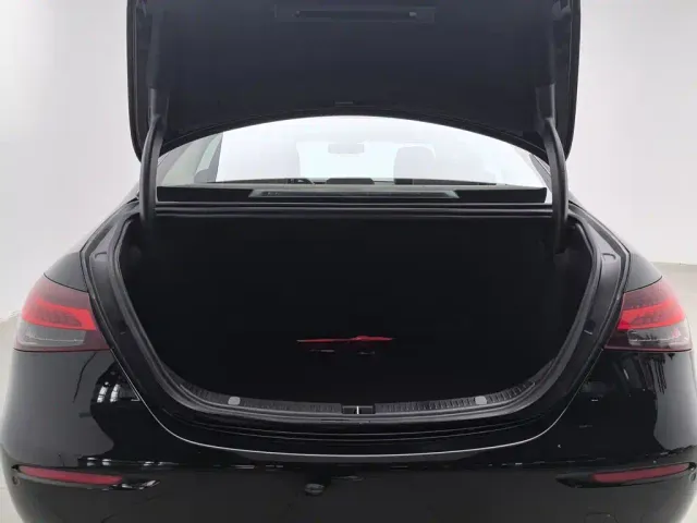 Mercedes-Benz E-Class — Фото автомобиля 16