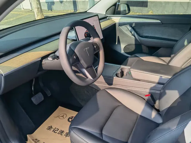 Tesla Model Y — Фото автомобиля 6