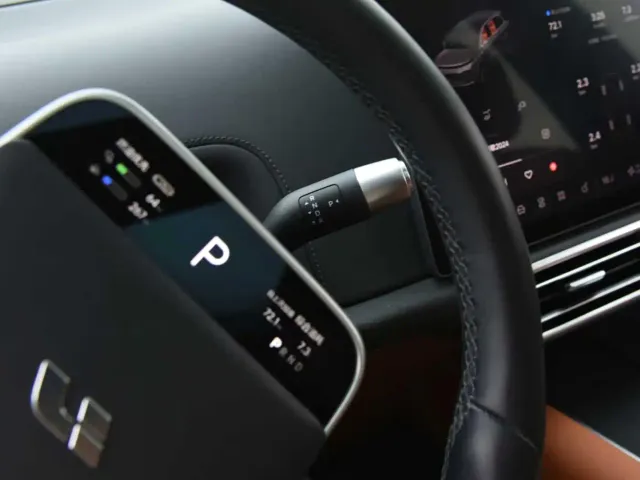 Li Auto L8 — Фото автомобиля 9