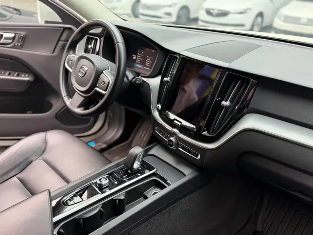 Volvo XC60 — Фото автомобиля 8