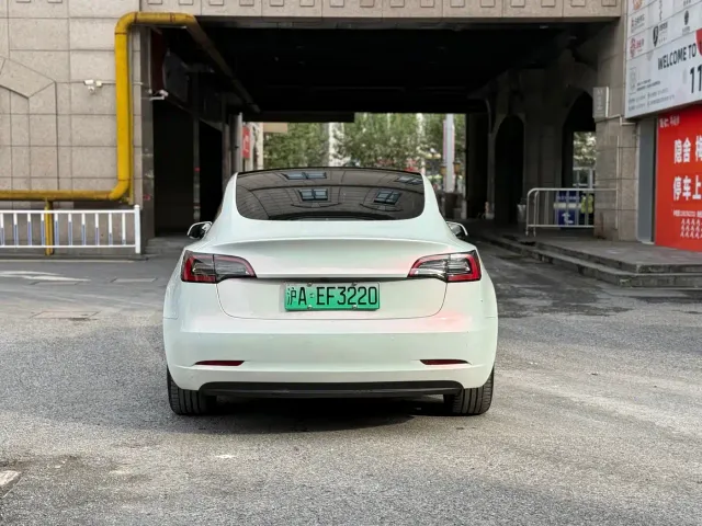 Tesla Model 3 — Фото автомобиля 8