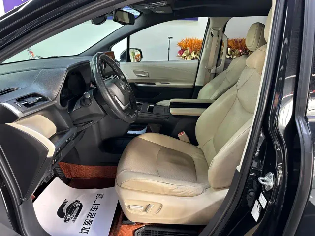 Toyota Sienna — Фото автомобиля 4