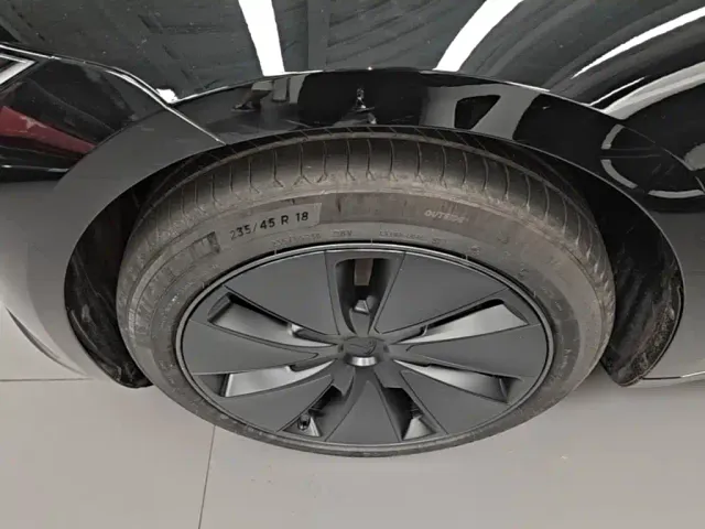 Tesla Model 3 — Фото автомобиля 22