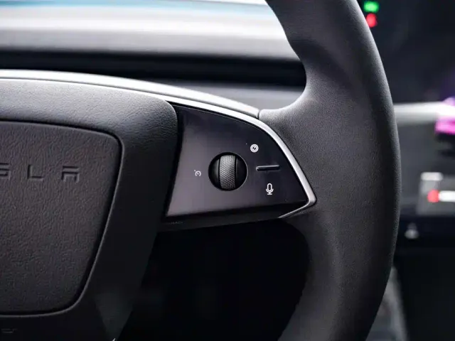 Tesla Model Y — Фото автомобиля 26