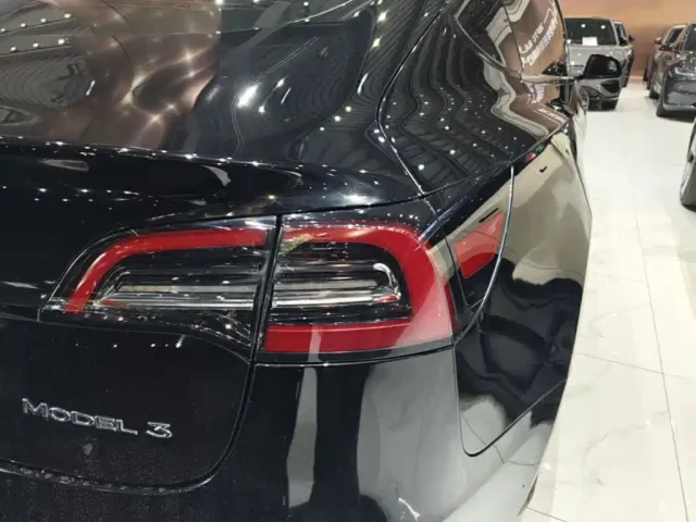 Tesla Model 3 — Фото автомобиля 7