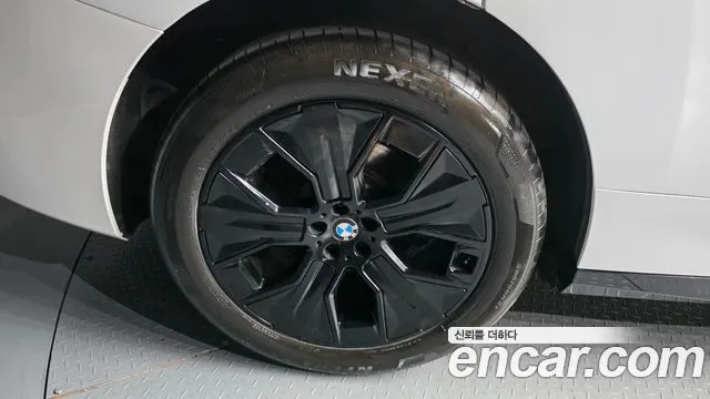 BMW iX — Фото автомобиля 5