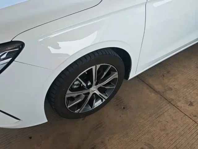Geely Emgrand — Фото автомобиля 22