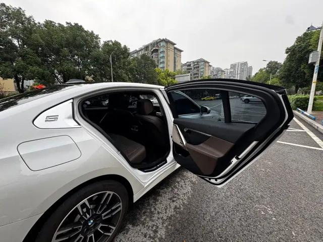 BMW 5 Series — Фото автомобиля 10