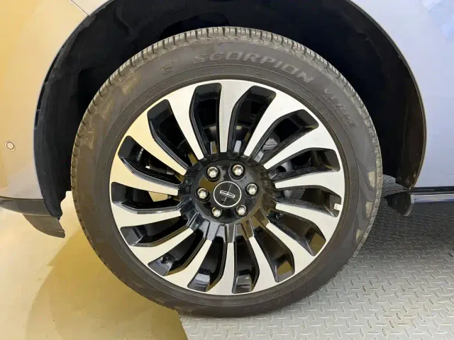 Lincoln Navigator — Фото автомобиля 10