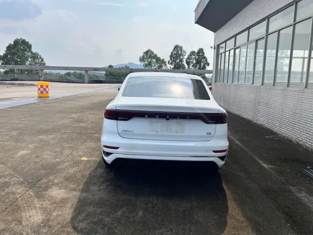 Geely Emgrand — Фото автомобиля 10