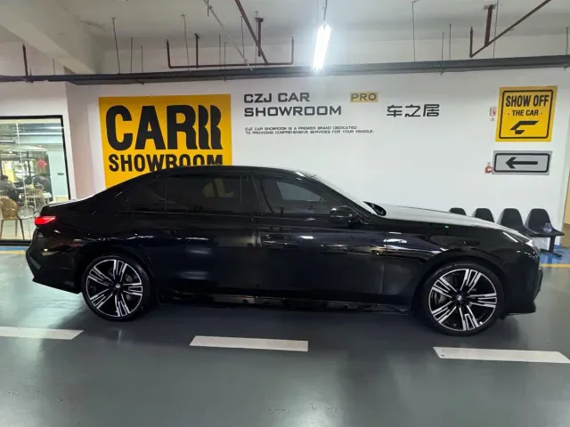 BMW BMW i7 2023 eDrive50L Premium Luxury Package — Фото автомобиля 3