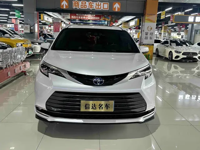 Toyota Sienna — Фото автомобиля 2