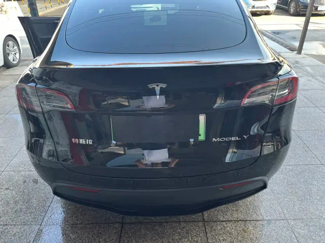 Tesla Model Y — Фото автомобиля 15