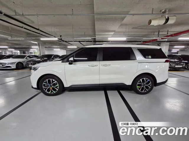 Kia Carnival Generation 4 — Фото автомобиля 4