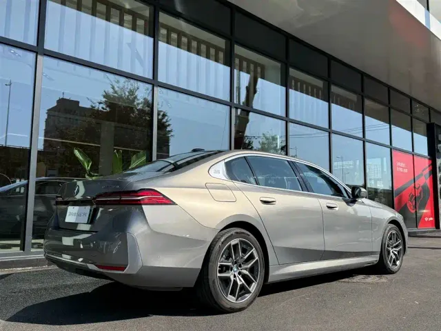 BMW i5 — Фото автомобиля 5