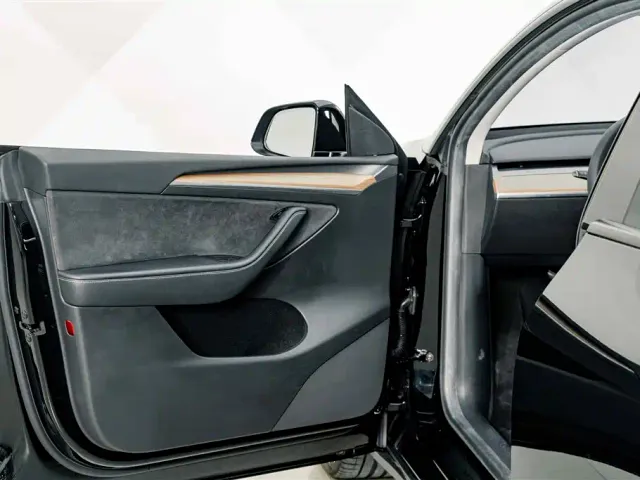 Tesla Model Y — Фото автомобиля 16