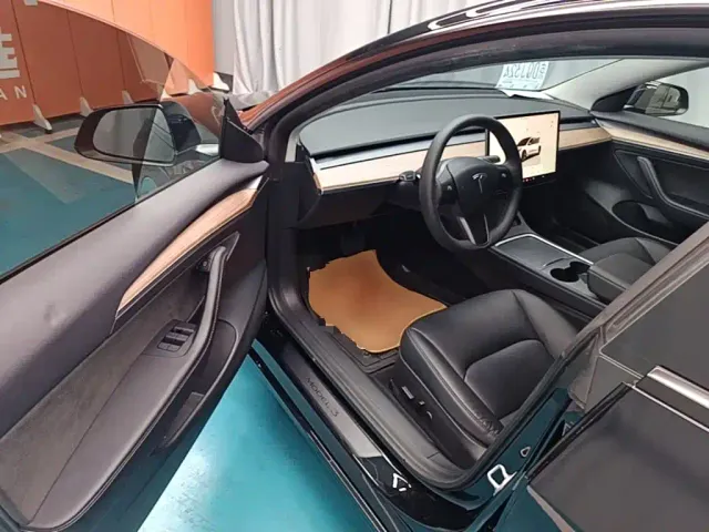 Tesla Model 3 — Фото автомобиля 15