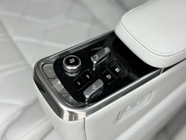 Volvo EM90 — Фото автомобиля 20