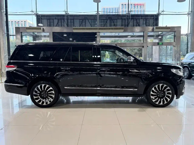 Lincoln Navigator — Фото автомобиля 23