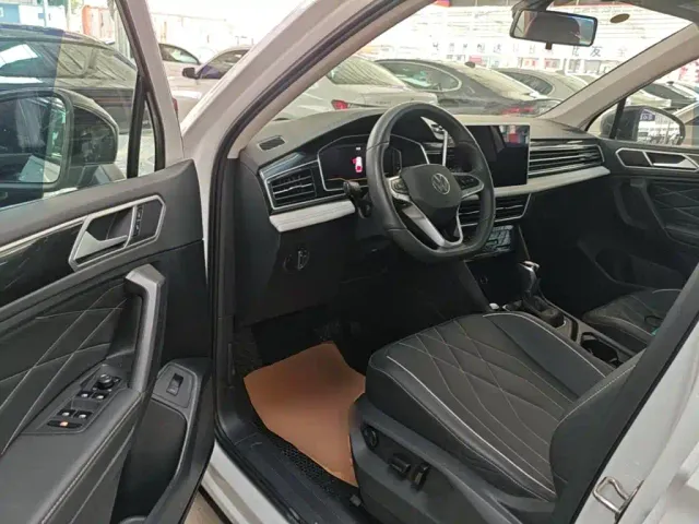 Volkswagen Tiguan L — Фото автомобиля 15