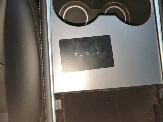 Tesla Model Y — Фото автомобиля 8