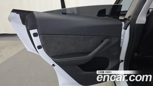 Tesla Model Y — Фото автомобиля 24