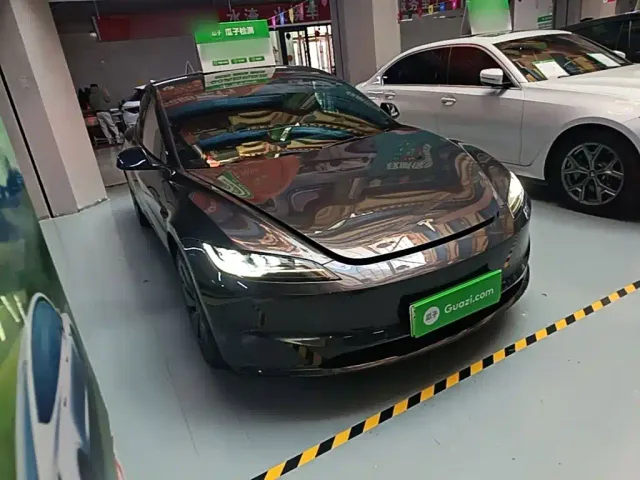 Tesla Model 3 — Фото автомобиля 3