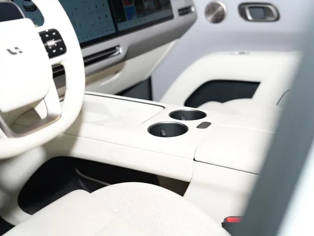 Li Auto i8 — Фото автомобиля 12