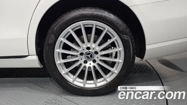 Mercedes-Benz E-Class — Фото автомобиля 19