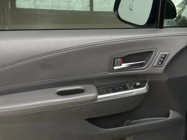 Toyota Sienna — Фото автомобиля 10