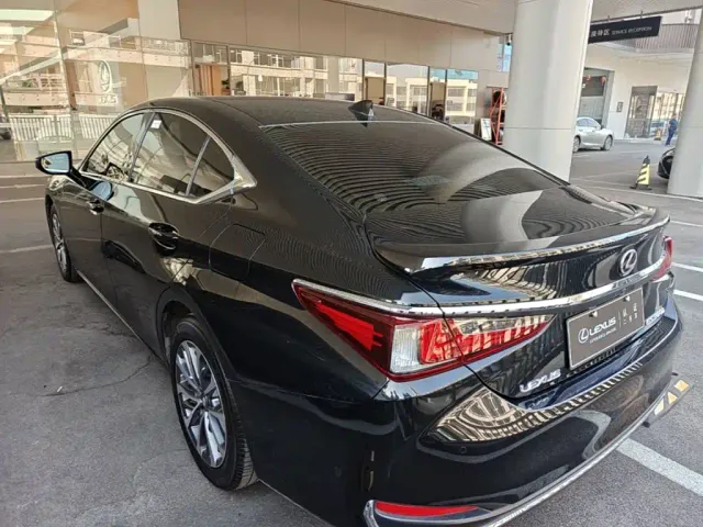 Lexus ES — Фото автомобиля 4