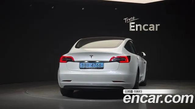 Tesla Model 3 — Фото автомобиля 4