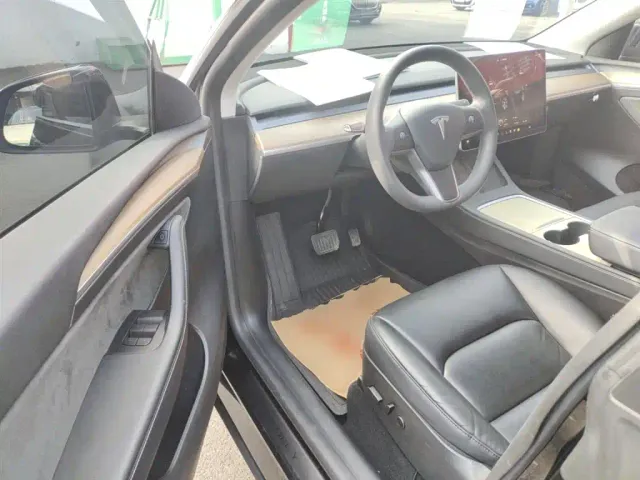Tesla Model Y — Фото автомобиля 12
