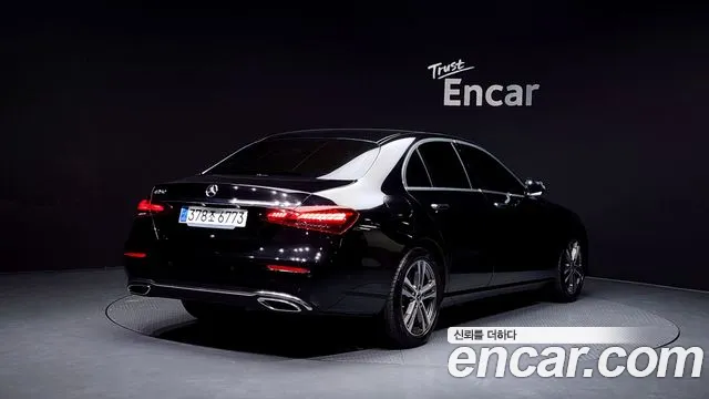 Mercedes-Benz E-Class — Фото автомобиля 2