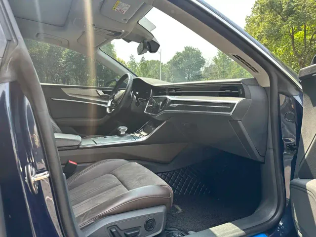 Audi A7L — Фото автомобиля 9