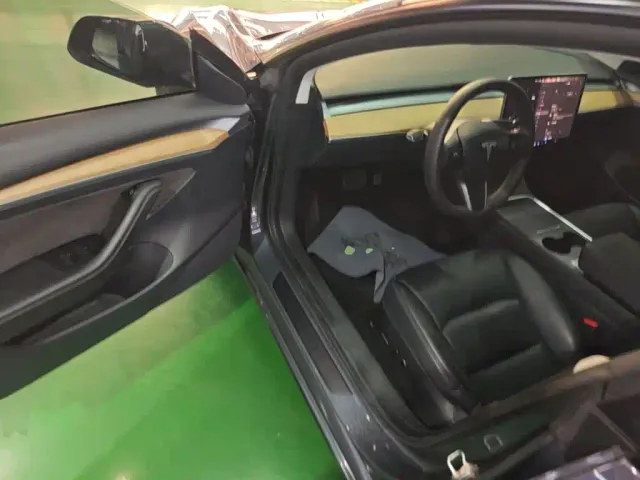 Tesla Model 3 — Фото автомобиля 15
