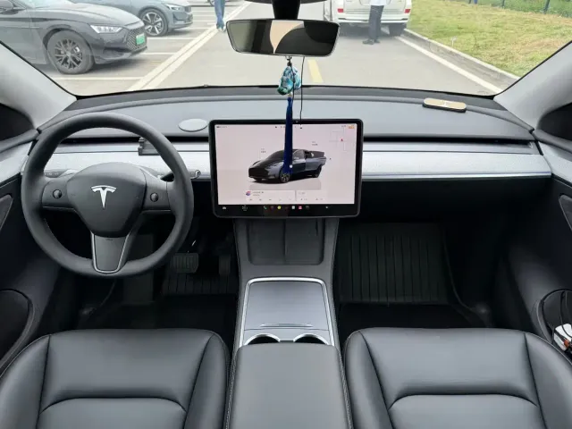 Tesla Model Y — Фото автомобиля 9