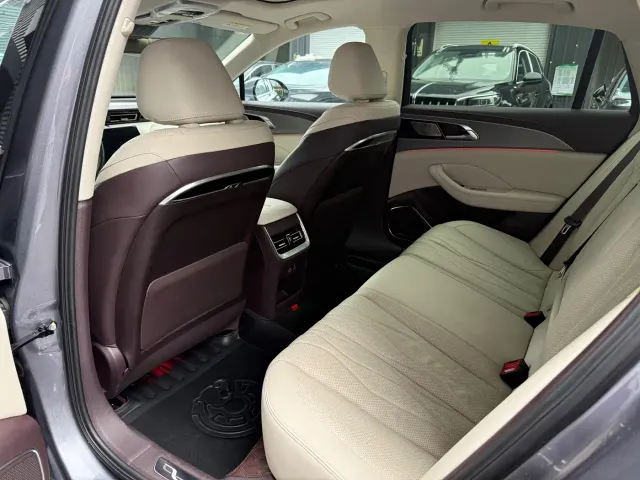 Hongqi H5 — Фото автомобиля 7