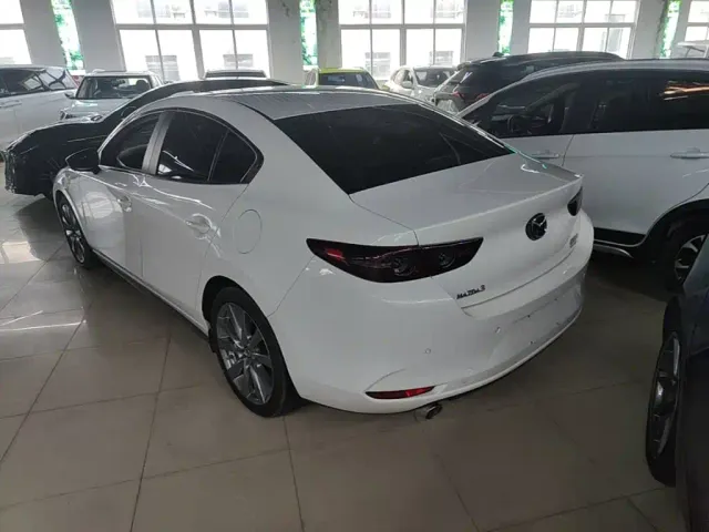 Mazda Axela — Фото автомобиля 4