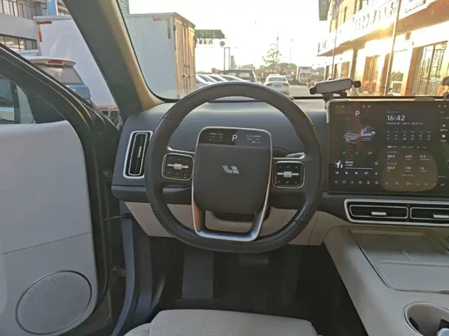 Li Auto L6 — Фото автомобиля 10