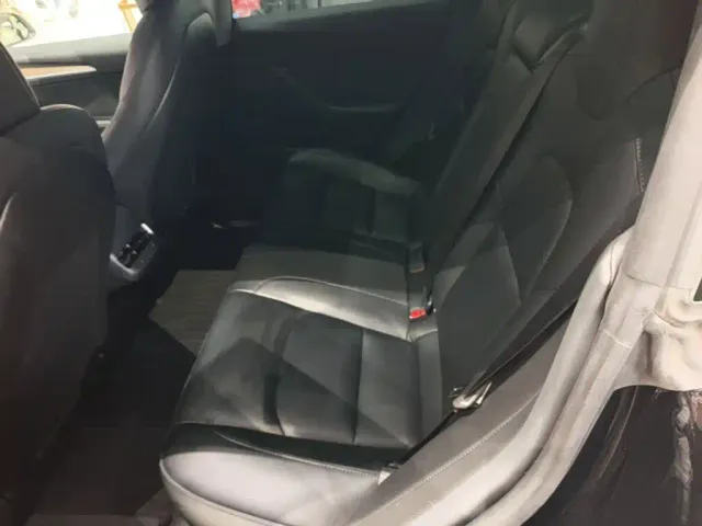 Tesla Model 3 — Фото автомобиля 16
