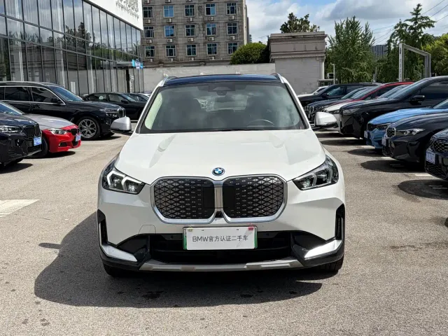 BMW iX1 — Фото автомобиля 2