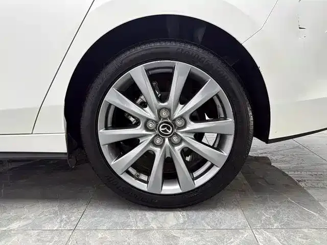 Mazda Axela — Фото автомобиля 15